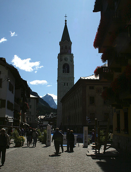 Corso Italia, la principal calle comercial de Cortina d'Ampezzo, Italia