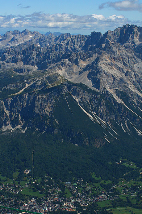 Cortina în Valea Ampezzo înconjurată de Munții Dolomiți