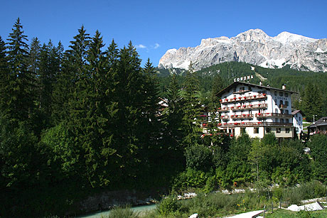Een rivier en hotel Corona Cortina foto