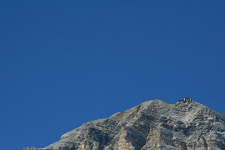 Adăpost alpin pe vîrful Tofana Cortina foto