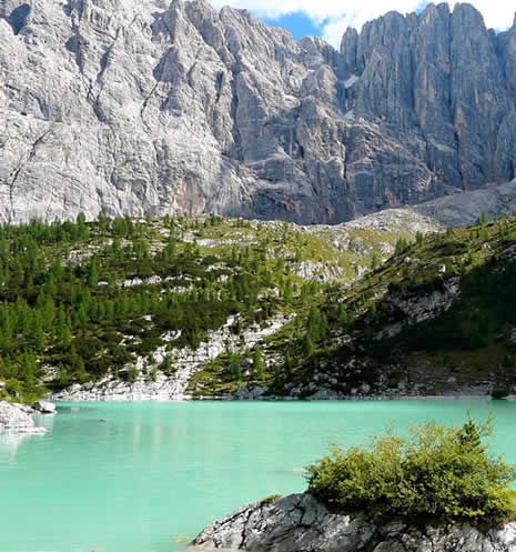 Sorapis, lac alpin cu apa turcoaz în munții Dolomiți